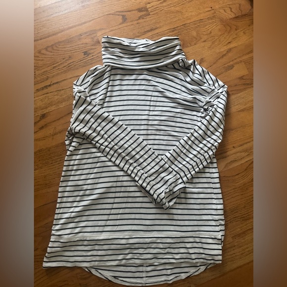 Liz Claiborne Tops - Liz Claiborne Black and White Striped Long Sleeve Top. Cowl Turtleneck sz L